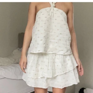Zara kjol - Säljer denna populära Zara kjol som ej säljs mera, så fin att ha på fest eller på sommaren😊