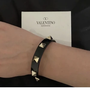 Valentino armband - Valentino armband som jag köpt här på plick💗 Säljer för att de inte används. Pris går att diskutera. Äkthetsbevis kommer med