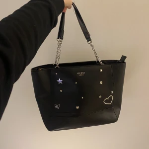 Guess väska - Lägger upp igen pga gratis frakt!