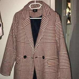 Only kappa  - Only kappa i storlek M men skulle säga att den passar mer som S, den är använd bara 3ggr,  Nypris 799kr men säljer den för 300kr