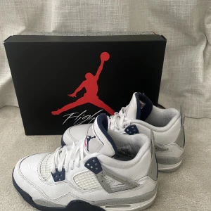 Jordan 4 Retro White/Midnight Navy - Säljer mina Jordan 4 eftersom att dom är lite för små för mig. Köpt dom i Jordan butiken på Dubai mall förra året. Har använt dom några få gånger annars i nyskick. Har ni några frågor så skriv i dm😇Nypris 5000kr+