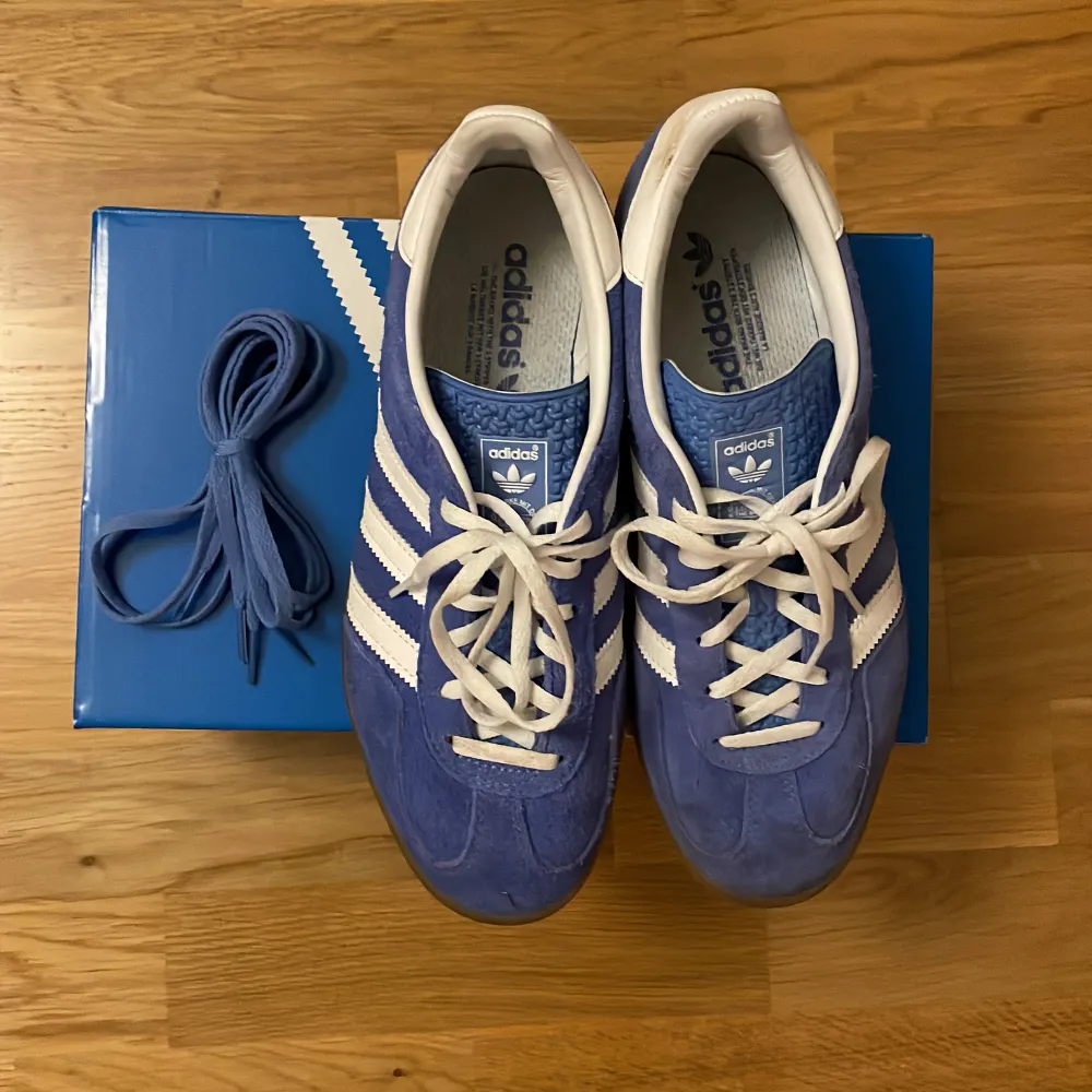 Adidas gazelle, knappt använda Original låda och extra skosnöre finns. Storlek: 41 1/3. Skor.
