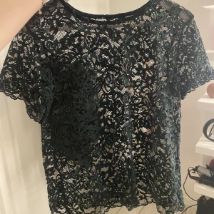 Spets topp - Säljer denna fina gröna spets toppen! Den är jättefin men tyvärr lite stor på mig! Jag har klippt bort lappen men tror att det är storlek M. 💚