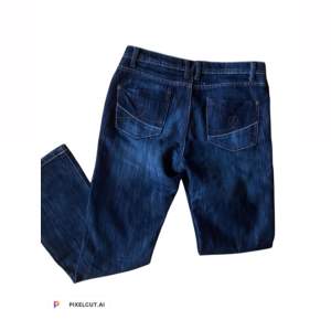 Jättefina bootcut/flare jeans med lite detaljer på fickorna. Bra kvalitet. 