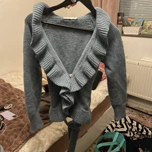 Kofta - Tjusig kofta med kommer aldrig till användning tyvärr. Bra skick, alla knappar sitter på och så. Skriv för mer frågor🤝🥳🙌