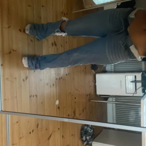 fina jeans  - högmidjade mörkblå jeans med hål kan vikas ner jätte snyggt till lågmidjade 