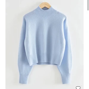 Stickad tröja💙 - Säljer min stickade tröja från & other stories. Fint skick och ligger ute för 490kr på hemsidan🩵💙