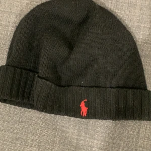 Ralph lauren mössa - Säljer en tvär fet Ralph lauren mössa som inte kommer till användning 