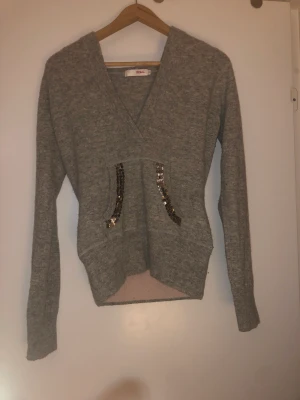 Jättecool hoodie! - Jättecool grå hoodie! Den har paljetter på fickorna❤️❤️storleken är M men jag är en S och den passar på mig🥰