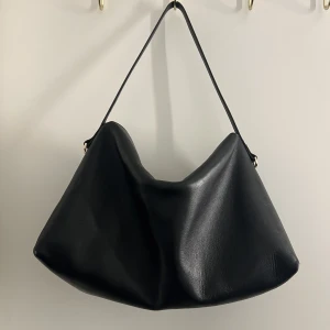 Massimo Dutti väska  - Använd ett fåtal gånger. Längre axelband och Dustbag ingår. Skinn. H.20cm L. 25.5cm V.11cm