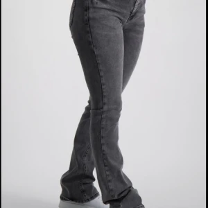 Low flare jeans  - Säljer mina boot cut jeans💕 Skriv för fler bilder och frågor💕