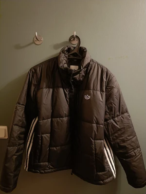 Kort svart dunjacka från Adidas i storlek S-M!  - Kort svart dunjacka från Adidas i storlek S-M! Endast för 150 kr! 