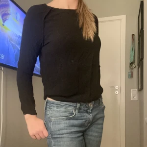 Blus  - Säljer min söt blus från mango då den börjar bli lite lite men annars jättefin med en lite slits på sidorna 