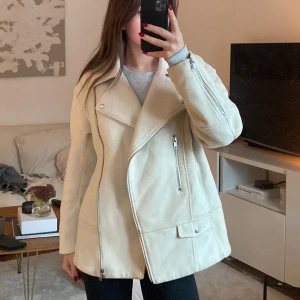 Beige jacka - Intressekoll! Kollar om det finns något intresse av att köpa min beige korta jacka till ett bra pris, den liknar en ”bikerjacka” fast i mjukt tyg, samma som en kappa har ungefär. 