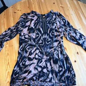 Överdel  - En superfin överdel. Är sparsamt använd. Ser inget att anmärka förutom att den är skrynklig.  Lite olika färger i den.