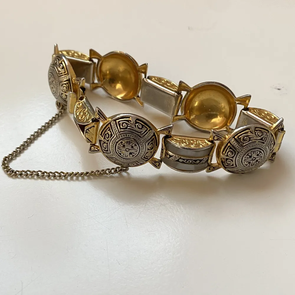 Vackert guldfärgat armband med intakt säkerhetskedja  Okänt material . Accessoarer.