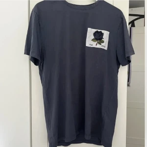 T-shirt med tryck - Säljer denna T-shirt med ett blomtryck. Den är i använt skick men väldigt omhändertagen 
