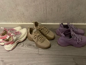 Steve madden skor  - Beiga stl 39 använda en gång 500kr Lila stl 39 använda en gång 500 kr Vita/rosa stl 38 sparsamt använda 400kr 