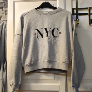 Grå tjocktröja med text - Enkel tjocktröja med text på. Väl använd men i bra skick.