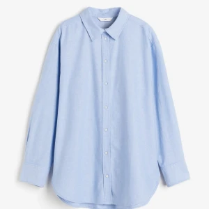blå skjorta  - Blå, lite oversized skjorta från H&M, säljer då den ej kommer till användning☺️