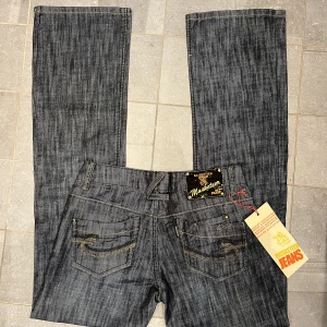 Lågmidjade bootcut jeans  - Helt nya Lågmifjade bootcut jeans från muskeeter jeans med lappen kvar! Midjemått 36 cm, innerbenslängd 82 cm❤️❤️