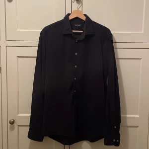 SAND Copenhagen manchesterskjorta   - SAND Copenhagen oanvänd mörklblå manchsterskjorta 