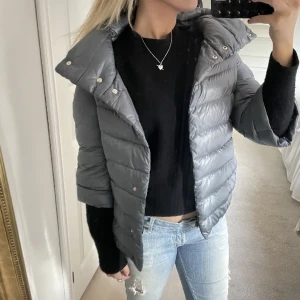 Herno - Kollar intresset på min superfina herno jacka, även öppen för byten!!! Perfekt nu inför hösten och värmer bra och är superfin! Har blå/grå färg