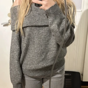 Stickad of stoiker tröja - Jätte finns of shoulder tröja (stickad)! Den är i storlek S!❤️