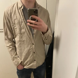 Flanell skjorta  - Beige flanell skjorta från Jack & Jones. Skick 8/10. Nypris 500