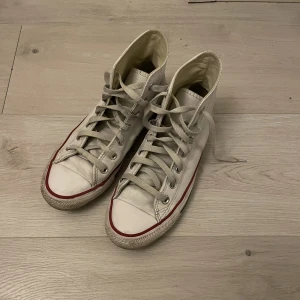 Vita converse - Jättesnygga vita Converse i läder🙌jättefint skick förutom att de är lite smutsiga men det är superlätt att tvätta bort eftersom det inte är tyg! Nypris ca 1000kr säljer för 375+frakt💕