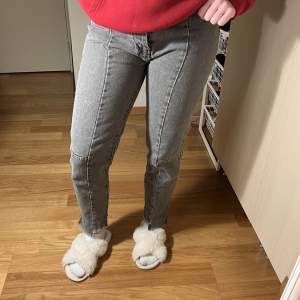Gråa jeans med sömmar på 🩶 knappt använda! Storlek M