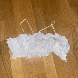 Vit topp med öppen rygg - Storlek M/S. Justerbar med snören där bak. Säljs då den tyvärr inte används längre. För bilder på/info skriv i DM😇💓