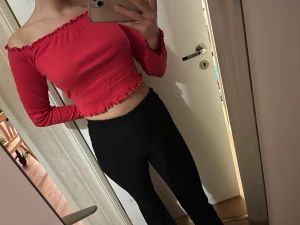 Magtröja - Röd magtröja som är helt ny, dock utan prislapp! Aldrig använt. Perfekt till julen som snart är här