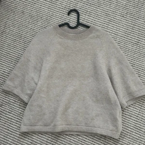 Trendig & other stories tröja❤️ - Endast använd en gång. Helt nytt skick. Slutsåld på hemsidan, köpte sista exemplar!!  Strl xs, men passar de som har S också. Nypris 690, säljer för 500❤️ Pris kan diskuteras vid snabb affär!