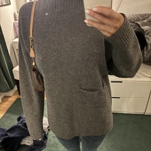 Stickad tröja  - Stickad tröja med liten ficka, sååå mjuk och skön, jag tror de är cashmere och ull så väldigt varm och mjuk 