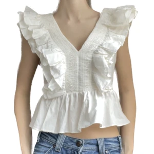 så fin blus  - jättesnygg blus!! storlek 38, jag på bilden har vanligtvis 32 så den är lite stor på mig❤️