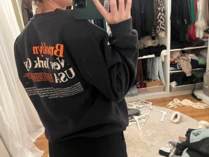 Sweater från gina  - Mörkgrå sweater med tryck