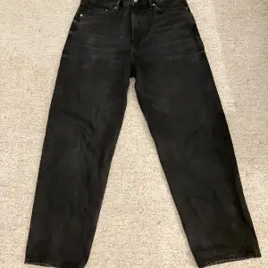 Ett par svarta baggy jeans från H&M utan några defekter. Nästan aldrig andvänd då de var för stora för mig. Köpte dem för ca 500kr.