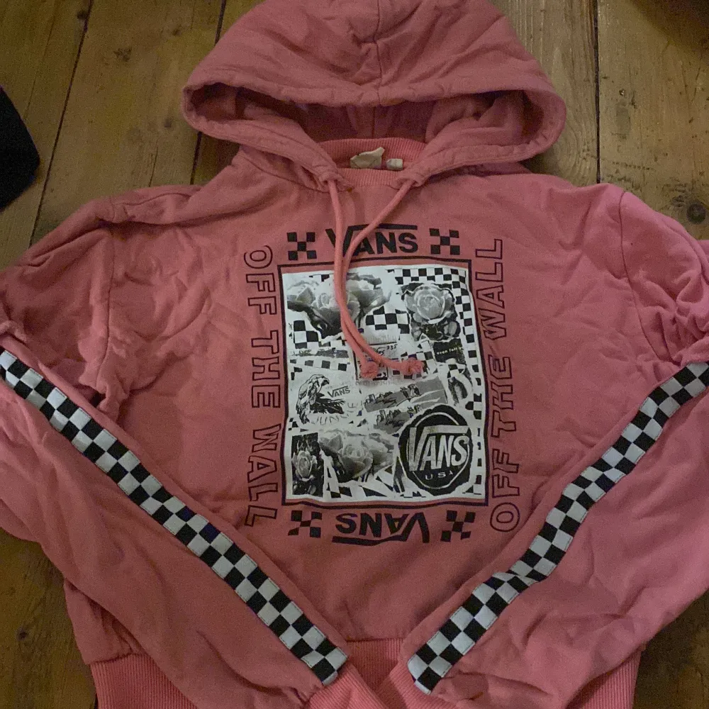 Hoodie från Vans. Kan räkna på enda handen hur många gånger jag har använt den, har dock legat längst in i garderoben ett tag därav vecken. Praktiskt taget i nyskick . Hoodies.