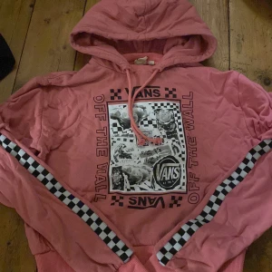 Hoodie med Tryck - Hoodie från Vans. Kan räkna på enda handen hur många gånger jag har använt den, har dock legat längst in i garderoben ett tag därav vecken. Praktiskt taget i nyskick 