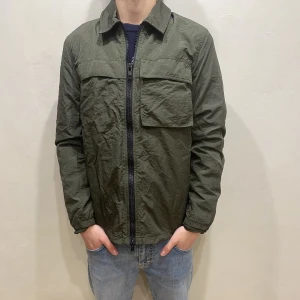 Overshirt ASOS  - Hej! Säljer nu min jacka från märket Asos storlek M i fint skick. Modellen på bilden är 180cm lång och väger 80kg. Tveka inte på att höra av dig om du har några frågor eller funderingar kring varan!