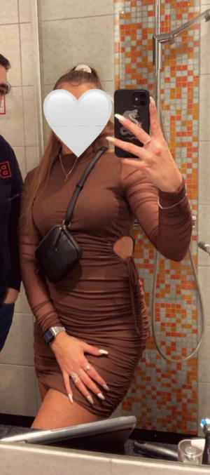 Brun klänning  - Använd 2 gånger. Nypris 500kr Brun