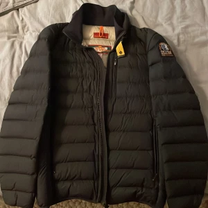 Parajumpers dunjacka - Dunjacka ”super lightweight” från parajumpers. Ytterst sparsamt använd och är i jättebra skick. Storlek S och den sitter som den skall.
