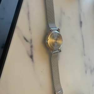 Sprillans ny lorus klocka från moderna smycken. Värde 1500 kr. Använd endast 1 gång, vattentät, rostfråttstål 