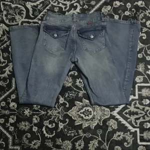 Low waist jeans - Säljer dessa Low waist flared jeansen med ascoola bakfickor från HM. Lite slitna längst ner. Storlek 34 🤍
