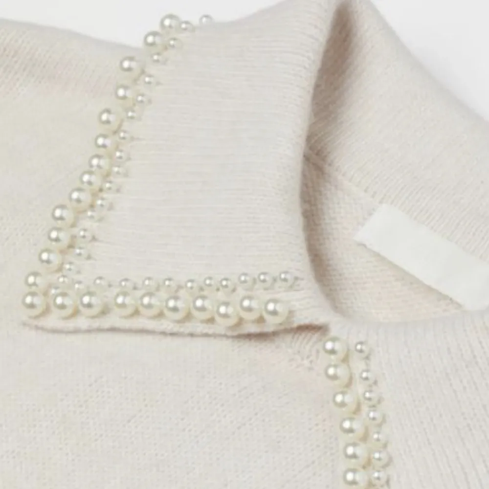 Stickad klänning med pärlkrage från H&m som är perfekt inför julen. Endast använd vid ett tillfälle🎄. Klänningar.