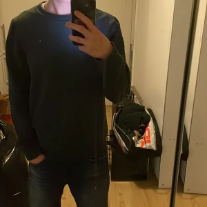 Sweatshirt - Tommy Hilfiger tröja Skick 7/10 Storlek 176, sitter som en vanlig S