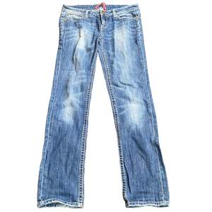 skitcoola lågmidjade ecko jeans med detaljer på bakfickan