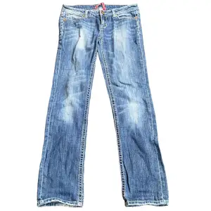 skitcoola lågmidjade ecko jeans med detaljer på bakfickan