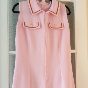 60 tals klänning - Rosa 60 tals klänning fint skick i jersy tyg dragkjedja fram storlek 38/40